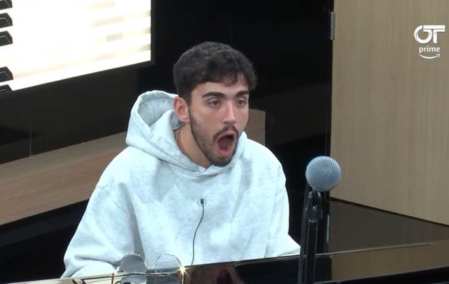Mndna_'s tweet photo. alex siendo yo una vez más al ver a martin con el mullet #OTDirecto8E https://t.co/ZI96ubAvp6