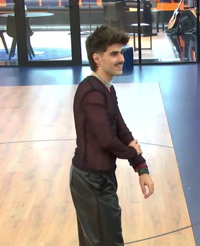 Mndna_'s tweet photo. alex siendo yo una vez más al ver a martin con el mullet #OTDirecto8E https://t.co/ZI96ubAvp6