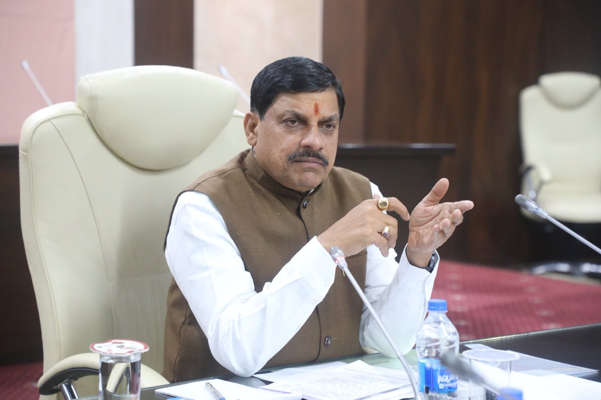 DrMohanYadav51's tweet photo. आज मंत्रालय में वरिष्ठ अधिकारियों के साथ बैठक कर गणतंत्र दिवस समारोह के आयोजन की तैयारियों की समीक्षा की। जिले के अंतर्गत जनप्रतिनिधि रोस्टर अनुसार समारोह में शामिल हो सकें, इसकी व्यवस्था बनाई जाये। निमंत्रण पत्र समय पर भेज दिए जाएं। कोई भी अतिथि आमंत्रण से न छूटे। गणतंत्र दिवस पर मध्यप्रदेश की झांकी दिल्ली में पुरस्कृत हो, ऐसी प्रभावी झांकी बनाई जाए तथा प्रदेश में भी बेहतर झांकियों का प्रदर्शन हो।