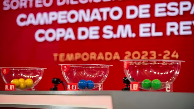 RadioMarcaTfe's tweet photo. 🚨El @UnionistasCF elimina al @VillarrealCF y será, junto al TENERIFE, el único equipo que no es de Primera en el sorteo de octavos de final de #CopaDelRey, que se celebrará a las 17:30.

▶️𝑨𝒕𝒍𝒆́𝒕𝒊𝒄𝒐 𝒅𝒆 𝑴𝒂𝒅𝒓𝒊𝒅, 𝑩𝒂𝒓𝒄𝒆𝒍𝒐𝒏𝒂, 𝑮𝒆𝒕𝒂𝒇𝒆, 𝑮𝒊𝒓𝒐𝒏𝒂, 𝑹𝒂𝒚𝒐 𝑽𝒂𝒍𝒍𝒆𝒄𝒂𝒏𝒐, 𝑨𝒍𝒂𝒗𝒆́𝒔, 𝑹𝒆𝒂𝒍 𝑴𝒂𝒅𝒓𝒊𝒅, 𝑪𝒆𝒍𝒕𝒂, 𝑴𝒂𝒍𝒍𝒐𝒓𝒄𝒂, 𝑺𝒆𝒗𝒊𝒍𝒍𝒂, 𝑶𝒔𝒂𝒔𝒖𝒏𝒂, 𝑨𝒕𝒉𝒍𝒆𝒕𝒊𝒄 𝑪𝒍𝒖𝒃, 𝑽𝒂𝒍𝒆𝒏𝒄𝒊𝒂, 𝑹𝒆𝒂𝒍 𝑺𝒐𝒄𝒊𝒆𝒅𝒂𝒅 y 𝑼𝒏𝒊𝒐𝒏𝒊𝒔𝒕𝒂𝒔 𝒅𝒆 𝑺𝒂𝒍𝒂𝒎𝒂𝒏𝒄𝒂, los posibles rivales de los blanquiazules.