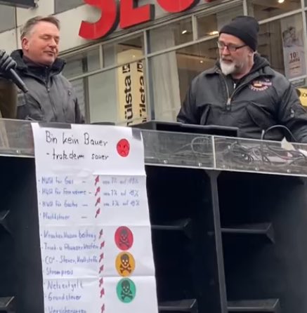 QReXRecherche's tweet photo. Beim heutigen #BauernProtest #S0801 in #Stuttgart tummelten sich neben Bauern auch gewaltbereite Verschwörungsideolog:innen & rechtsextreme AfDler:innen vor & auf der Bühne. Organisiert wurde die Demo von Stuttgarter Weinbauern & dem #Querdenken-#Ballweg-Unterstützer Jürgen Heyl. https://t.co/yLFaxtQn1A