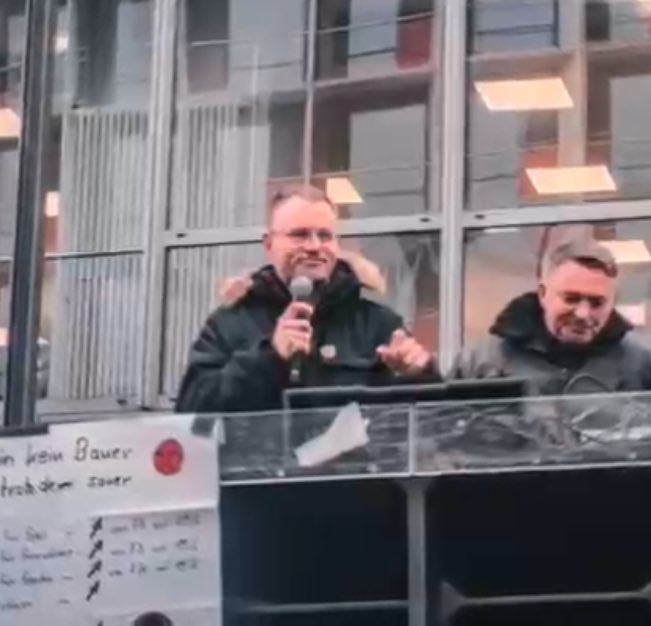 QReXRecherche's tweet photo. Redebeiträge beim #Bauernprotest #S0801 in #Stuttgart gab es von:
- dem #Querdenken-Hetzprediger Ralph Bühler (https://t.co/79TamHhIW5)
- der Verschwörungsideologin Esther S. (https://t.co/XHspHkCiCR)
sowie offenbar auch vom rechtsextremen AfD MdB & Schwaben-Höcke Dirk Spaniel. https://t.co/lyxXjf0c5E