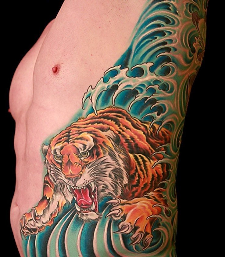 Redtree_Tattoo's tweet photo. #Artist @tattoosbydurb @Durb_Morrison
Tiger with Japanese waves on Jim’s ribs!
#tattoosbydurb #redtreetattoogallery #truetubes #truegrips #traditional #japanesetraditional #durbmorrison #ribtattoo #ribs #color #columbus #columbusohio #columbustattooers #ohiotattooers https://t.co/Zr3zcy0prx