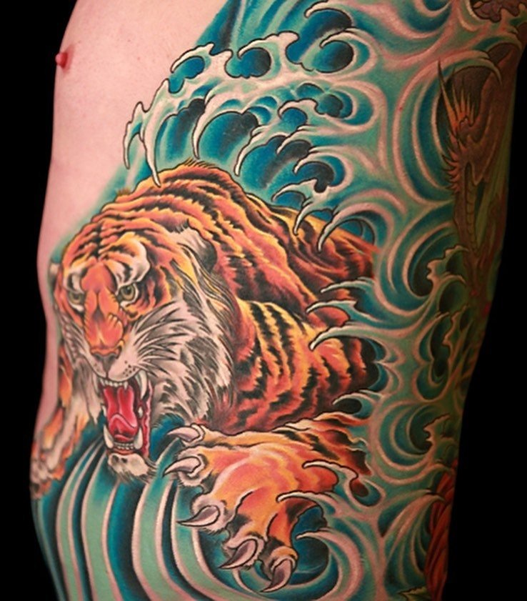 Redtree_Tattoo's tweet photo. #Artist @tattoosbydurb @Durb_Morrison
Tiger with Japanese waves on Jim’s ribs!
#tattoosbydurb #redtreetattoogallery #truetubes #truegrips #traditional #japanesetraditional #durbmorrison #ribtattoo #ribs #color #columbus #columbusohio #columbustattooers #ohiotattooers https://t.co/Zr3zcy0prx