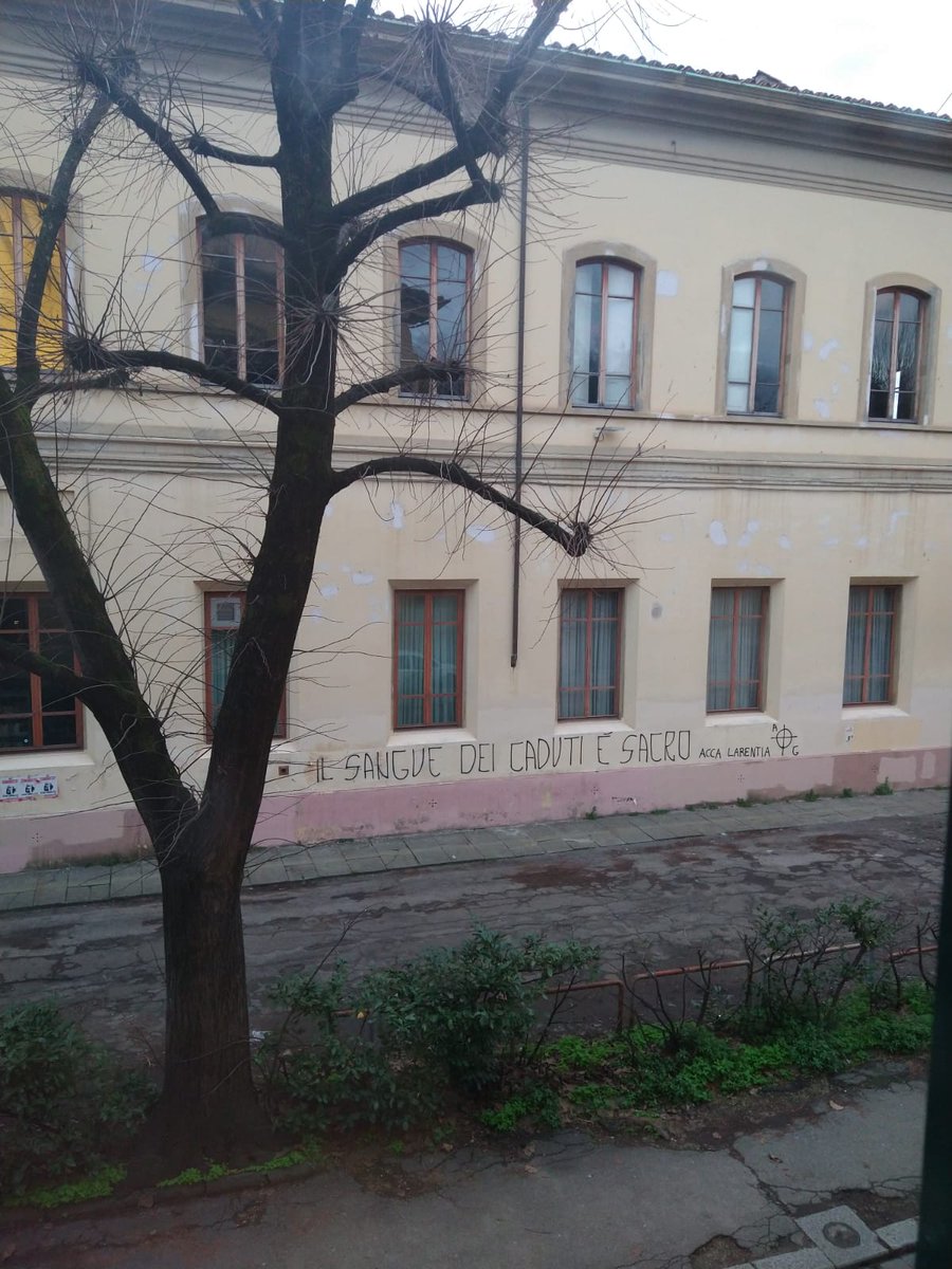 GioTonolo's tweet photo. #AccaLarentia

In diretta da Firenze, sui muri di una scuola, in via Giuseppe Giusti: via che termina in piazza D’Azeglio, ultima sede dell’emittente clandestina Radio CORA. 

No, @roccapresidente, i morti non sono tutti uguali https://t.co/do8PM2DVCq