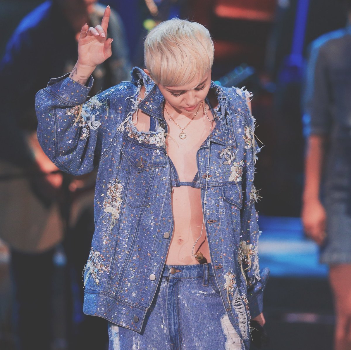MileyCyrxsb's tweet photo. ⠀⠀

𝘠𝘰𝘶 𝘮𝘪𝘨𝘩𝘵 𝘵𝘩𝘪𝘯𝘬 𝘐’𝘮 𝘤𝘳𝘢𝘻𝘺
𝘵𝘩𝘢𝘵 𝘐’𝘮 𝘭𝘰𝘴𝘵 𝘢𝘯𝘥 𝘧𝘰𝘰𝘭𝘪𝘴𝘩,
𝘭𝘦𝘢𝘷𝘪𝘯𝘨 𝘺𝘰𝘶 𝘣𝘦𝘩��𝘯𝘥,
𝘮𝘢𝘺𝘣𝘦 𝘺𝘰𝘶’𝘳𝘦 𝘳𝘪𝘨𝘩𝘵...
                              𝘔𝘢𝘺𝘣𝘦 𝘺𝘰𝘶’𝘳𝘦 𝘳𝘪𝘨𝘩𝘵  ⠀⠀⠀⠀⠀⠀⠀⠀⠀⠀⠀⠀⠀⠀⠀⠀⠀⠀⠀⠀⠀