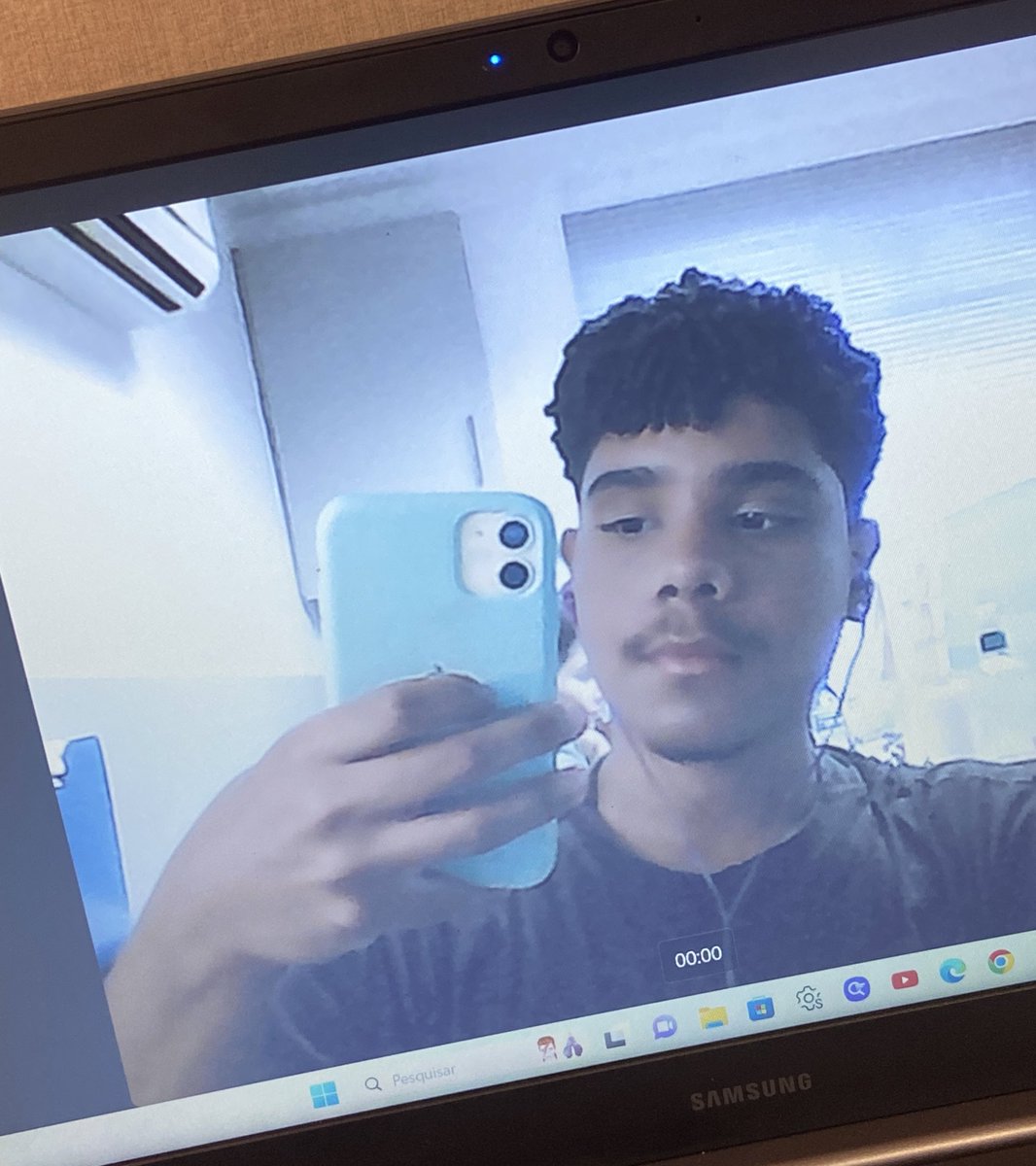 elinncel's tweet photo. o ceo da minha coworker falou no brefing que tava tendo um burnout pq o branding tava quase na deadline e o forecast não era bom tava todo mundo no meeting sabia que o budget era péssimo e o approach tava uó só outro brainstorming pra salvar esse job e mudar o feedback 🙄 https://t.co/H8cxsUgS0u