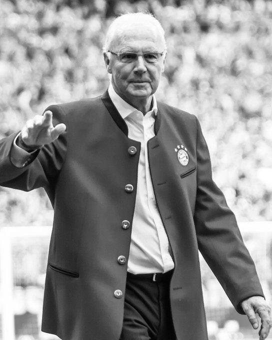 Franz Beckenbauer in einem Sakko des FC Bayern. 