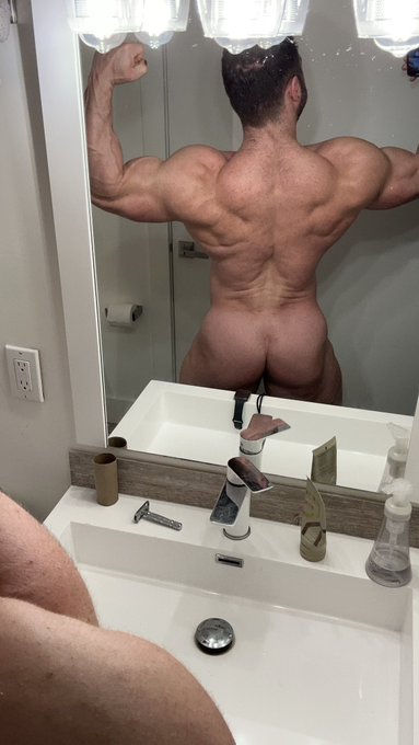 Monday morning flex: a little over 8 weeks post show, 241.8 lbs https://t.co/xJSX05Pb6v<a href="/tag/fuckmefriday"class="tags"><span>#fuckmefriday</span></a>