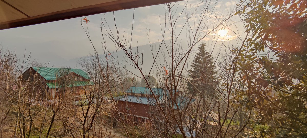 bgiddu's tweet photo. Dei, don't go to #Maldives and all. 😜
Go to #Katrain in #Himachal and stay at Upadhyay Cottages. I was there for the new year and had an amazing time 🎉
#maldivesboycott #MaldivesOut
#HimachalPradesh
@GoHimachal_
https://t.co/b5ub20fzPX https://t.co/CcyncMi5PA