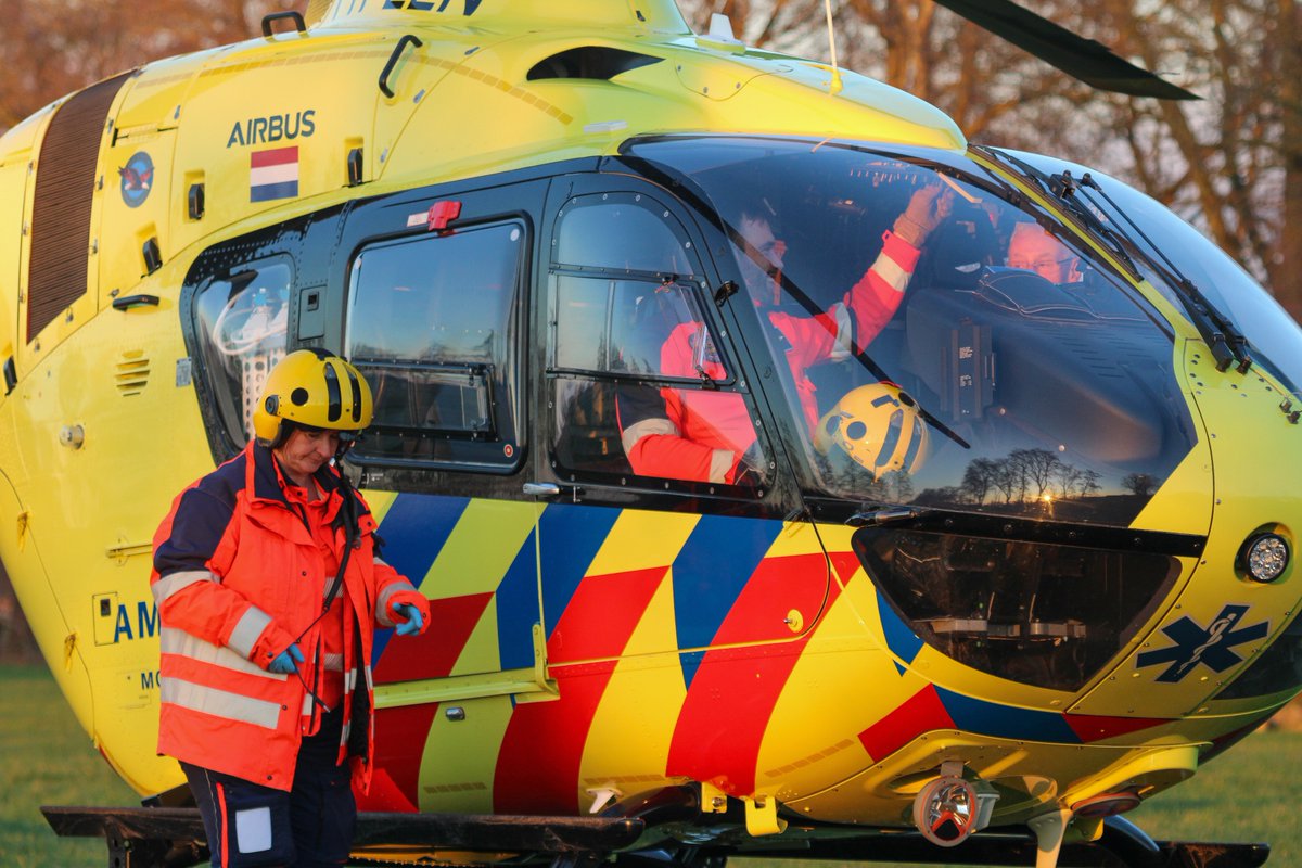 lifeliner4media's tweet photo. Lifeliner 4 PH-LLN voor een medische noodsituatie in Opeinde (FR) #Lifeliner4 #Phlln #Opeinde https://t.co/bdR0VvZnML