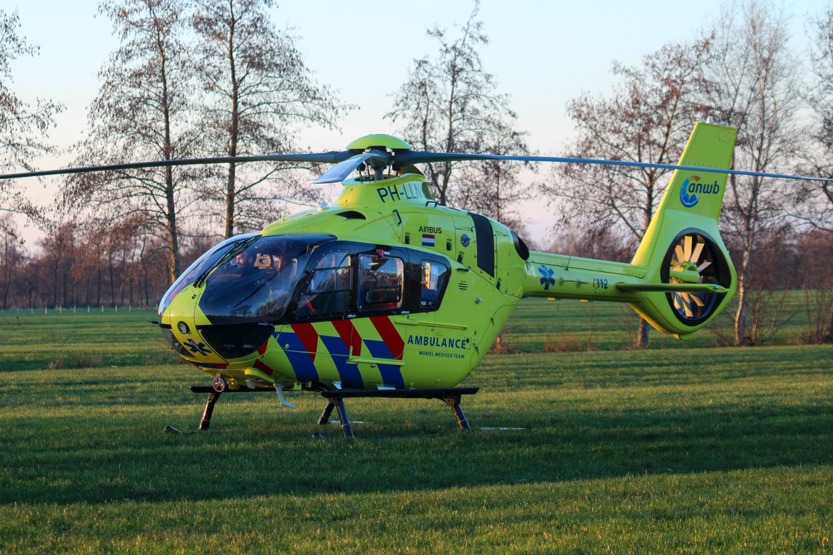 lifeliner4media's tweet photo. Lifeliner 4 PH-LLN voor een medische noodsituatie in Opeinde (FR) #Lifeliner4 #Phlln #Opeinde https://t.co/bdR0VvZnML
