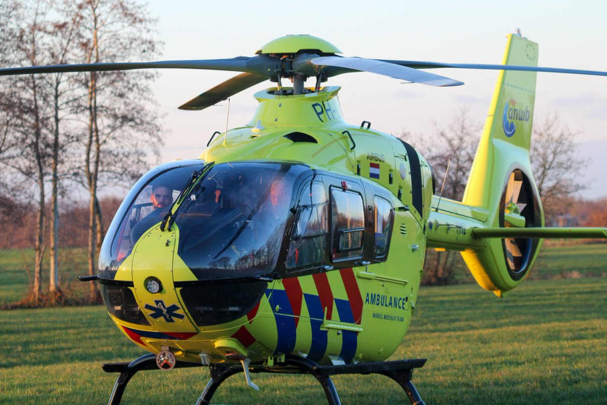 lifeliner4media's tweet photo. Lifeliner 4 PH-LLN voor een medische noodsituatie in Opeinde (FR) #Lifeliner4 #Phlln #Opeinde https://t.co/bdR0VvZnML