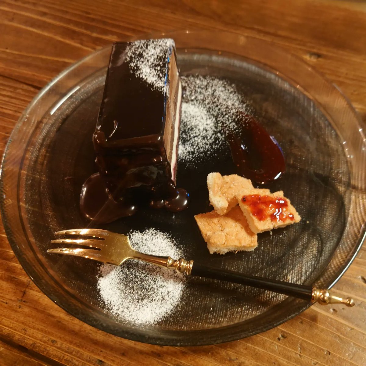 riyako0311's tweet photo. 巣鴨の福代牛乳店というカフェに行きました。カフェはエンターテイメントな場所と思うところでした✨ https://t.co/44Sq4p8NLc