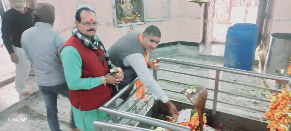 sldixitbjp's tweet photo. दिनांक 14 जनवरी 2024 को आयोजित हैदरगढ़ की धरोहर माटी के लाल पंडित सुंदरलाल दीक्षित की प्रथम पुण्यतिथि का प्रथम कार्ड अवसानेश्वर महादेव के चरणों में रख कर आयोजित कार्यक्रम के कार्ड वितरण शुरू किया आप सभी क्षेत्रवासी भी श्रद्धाजंलि सभा खिचड़ी भोज एवं कवि सम्मेलन में उपस्थित हो💐 https://t.co/b2boGJQgWQ