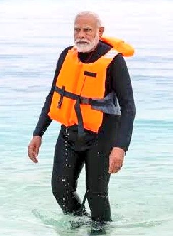 SaffronAgni's tweet photo. #MODIPIC
Move out Rambo, Arnold Schwarzenegger
It's a One Man Army - MODIPIC, on land, on Water, in Space
Hum kisiko Cherenge Nehi, Cheroge toh hamara Photo hi kafi hai.
Barbad kar Denge. https://t.co/wVnfgUi76C