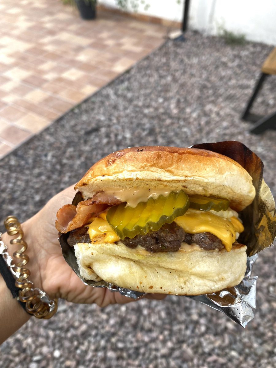 ayer me comí mi segunda burgerr del homeboy y ya entiendo la obsesión de nuestros clientes frecuentes y eso que me comí la más “básica” que tenemos…la carne y el pan una deliciaaaaaaa 🤩