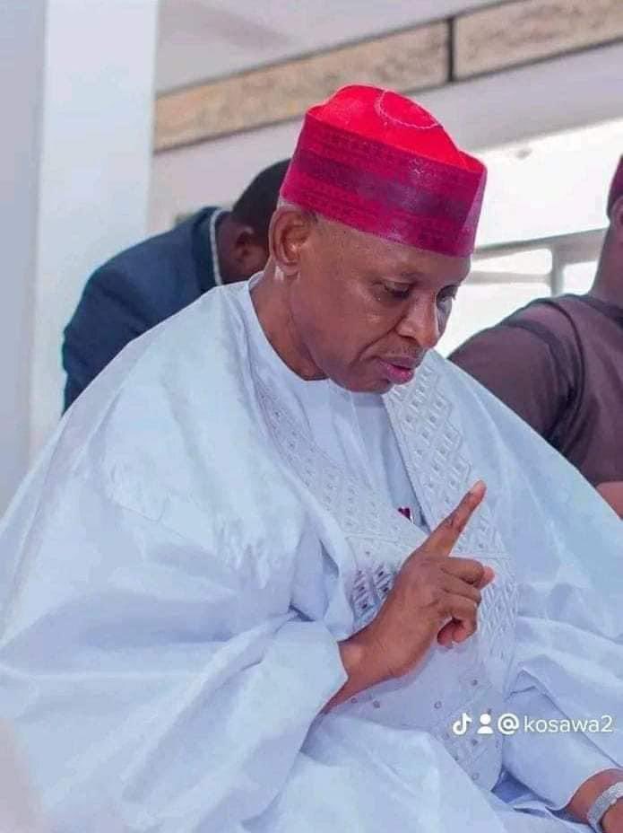 SanusiBature's tweet photo. Ya Allah, muna tawassuli da biyan 'yan fansho hakkokin su, muna kara tawassuli da ta tallafin karatun matasa 'ya'yan talakawa, mun yi tawassuli da tallafin jari dana kayan abinci ga masu bukata ta musamman, muna kuma kara tawassuli da bayar da magani kyauta ga kananan yara masu fama da tsananin rashin lafiya.

Ya Allah ga bawan ka, mai tsoron ka, mai taimakon bayin ka, wanda yayi imani da kai da kuma kudirar ka, ka yi masa jagora a dukkan lamuran sa.

Ya Allah, bisa sanayyar mu da shi, mutumin kirki ne, mai kaunar talaka ne, mai tausayi ne, mai adalci ne, mai kyautatawa ne, mai mu'amala ne kuma mai kishin cigaban jahar Kanone.

Ya Allah kayi masa zabi na alheri a dukkanin lamuran sa, da na iyalin sa, da na al'ummar sa, 'ya yan uwan sa da kuma mu ma'aikatan sa.

Sabature