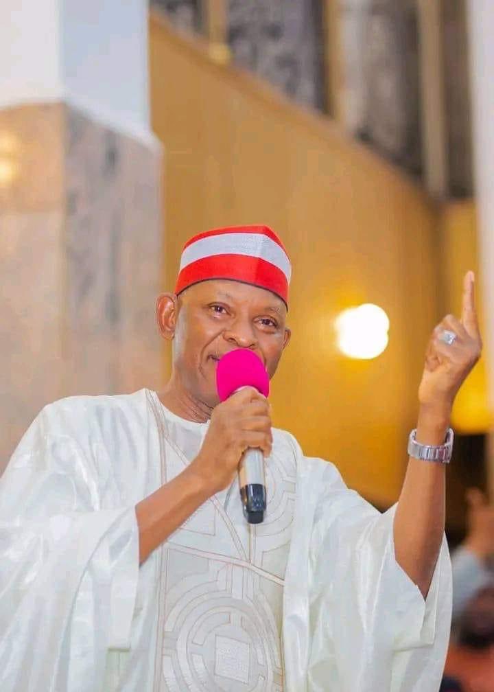 SanusiBature's tweet photo. Ya Allah, muna tawassuli da biyan 'yan fansho hakkokin su, muna kara tawassuli da ta tallafin karatun matasa 'ya'yan talakawa, mun yi tawassuli da tallafin jari dana kayan abinci ga masu bukata ta musamman, muna kuma kara tawassuli da bayar da magani kyauta ga kananan yara masu fama da tsananin rashin lafiya.

Ya Allah ga bawan ka, mai tsoron ka, mai taimakon bayin ka, wanda yayi imani da kai da kuma kudirar ka, ka yi masa jagora a dukkan lamuran sa.

Ya Allah, bisa sanayyar mu da shi, mutumin kirki ne, mai kaunar talaka ne, mai tausayi ne, mai adalci ne, mai kyautatawa ne, mai mu'amala ne kuma mai kishin cigaban jahar Kanone.

Ya Allah kayi masa zabi na alheri a dukkanin lamuran sa, da na iyalin sa, da na al'ummar sa, 'ya yan uwan sa da kuma mu ma'aikatan sa.

Sabature