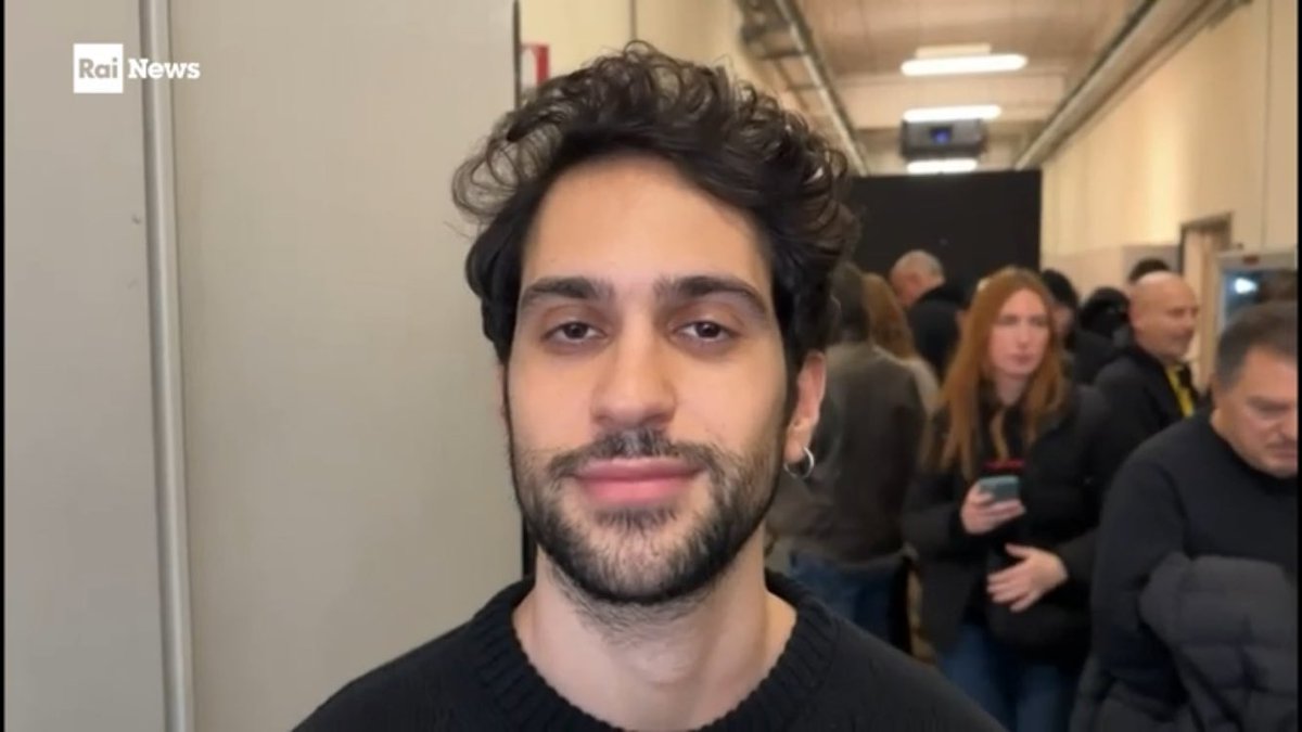 ilSanremo2023's tweet photo. Mahmood ha appena terminato la sua prima prova con l'orchestra di #Sanremo2024!

Mahmood ha rivelato che sta ancora apportando piccoli cambiamenti al modo in cui canterà la sua canzone, Tuta gold!

Ha detto che il processo di scrittura di questa canzone è stato molto lungo e complicato!