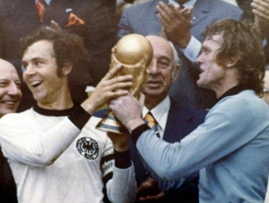 🖤 ÚLTIMA HORA | Fallece Franz Beckenbauer a los 78 años

🇩🇪 La leyenda alemana consiguió dos Balones de Oro 

🙏🏻 DEP

📻 #PartidazoCOPE