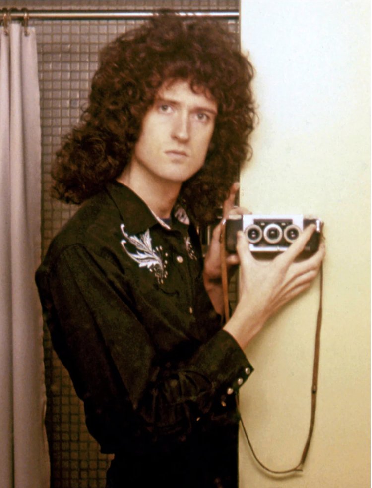 Brian ahead of the game, takes selfie in 1978. The image is available to own as a digital archival print hand signed by Brian courtesy of our friends over at Proud Galleries London proudgalleries.com/products/queen… Go to @londonstereo on FB or Insta for our NY invitation....