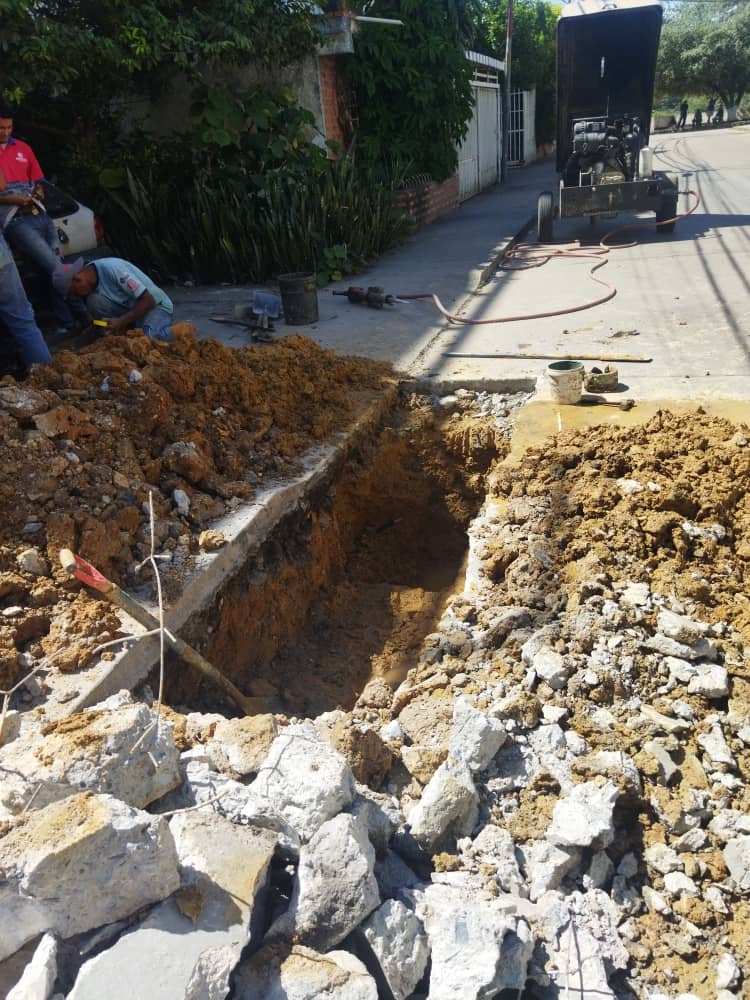 LosGirasolesCC's tweet photo. Ya casi se cumple una semana de trabajos de @HidroCapital2 en la calle de la manzana A de nuestra Urbanización, por lo que tenemos el mismo tiempo sin agua.

Ya se agotaron las reservas de muchos vecinos, urge terminen el trabajo. https://t.co/mmULowbR8f
