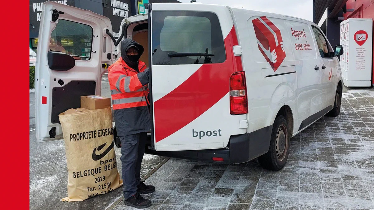 Wanneer de koude intreedt, trotseren onze postbodes de ijzige temperaturen om je ✉️ en 📦 snel en betrouwbaar te bezorgen.
