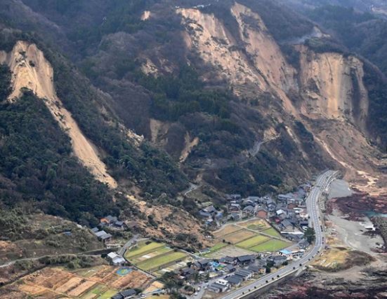 Increasing amounts of information is becoming available about the landslides from the 1 January 2024 Noto Peninsula Earthquake in Japan. Initial reports indicate that there were over 1,000 slope failures:- eos.org/thelandslidebl…
Image by Ikuro Aiba via The Asahi Shimbun