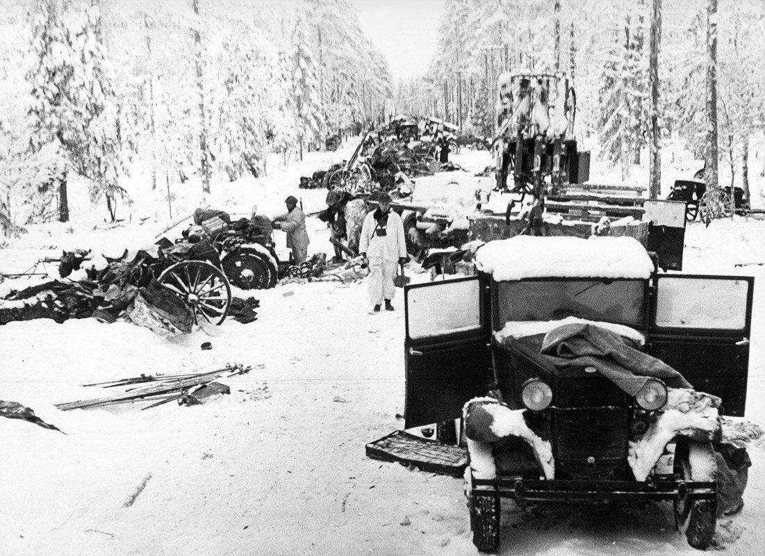 In Helsinki churchbells ringing & strangers embracing on streets, as Finns celebrate the destruction of Red Army's 44th & 163rd divisions, trapped on the Raate Road in eastern Finland.