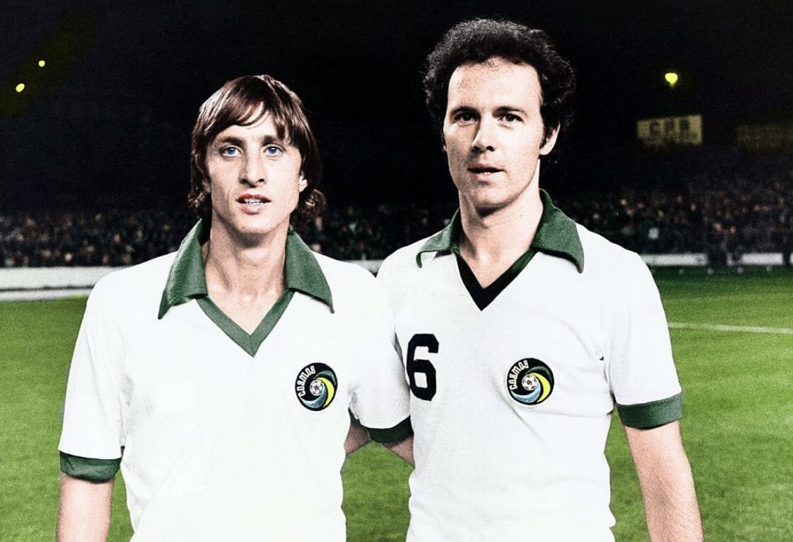 💫 Der Kaiser is op 78-jarige leeftijd overleden. Op de foto met Cruyff in 1978 in het shirt van New York Cosmos! 🇺🇸 

➡️ mysteryfootballshop.nl 🛒