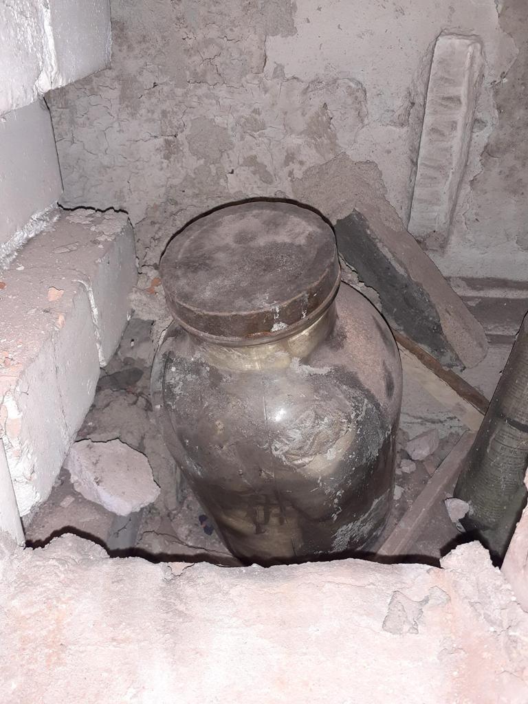 lathamstweet's tweet photo. An exciting discovery: #timecapsules found trapped within the walls of @DerbyMarketHall. With the first buried 160 years ago, the pair of sealed glass vessels were found to contain newspapers and other artefacts.

#derby #history #heritage #architect https://t.co/7aEyCAFMma