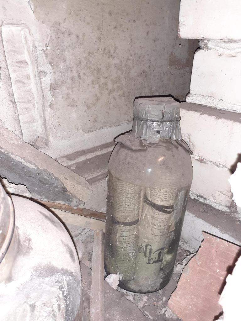 lathamstweet's tweet photo. An exciting discovery: #timecapsules found trapped within the walls of @DerbyMarketHall. With the first buried 160 years ago, the pair of sealed glass vessels were found to contain newspapers and other artefacts.

#derby #history #heritage #architect https://t.co/7aEyCAFMma