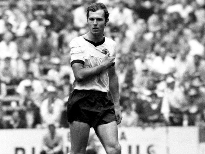 RevistaPanenka's tweet photo. Franz Beckenbauer nos demostró que para brillar no hace falta jugar de delantero. No son ni los goles ni los regates los que te convierten en leyenda, sino tu forma de liderar y luchar contra las adversidades, y en eso él era único. 

Descansa en paz, Kaiser. https://t.co/DTWBR07y7q