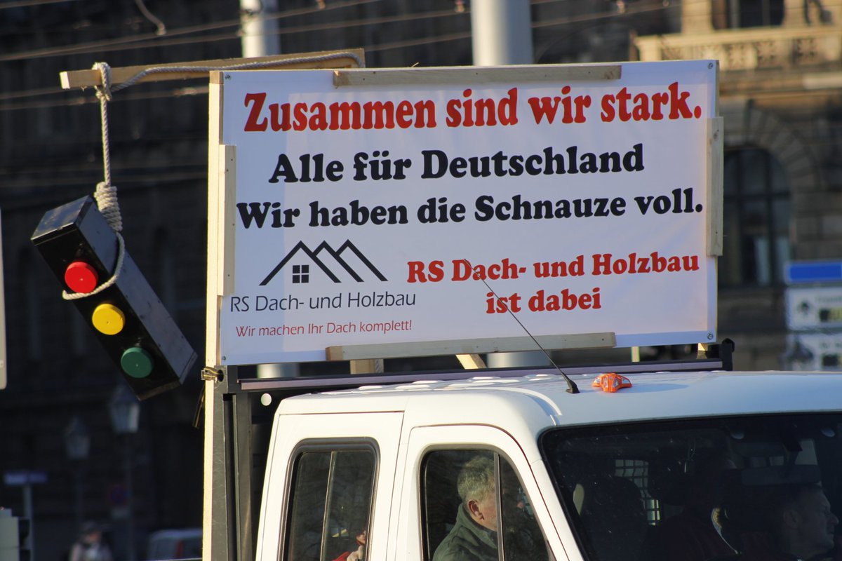 mschwarz87's tweet photo. Auch sah man mehrere Ampeln an Galgen und auch eine Mistgabel vor der @SachsenDe!
Mit einer Mistgabel stachelte die @CDU_SLT die Proteste auf einem Sharepic an und erhielt hierfür viel Kritik.
cc: @LarsWienand https://t.co/82BOSZgX0y