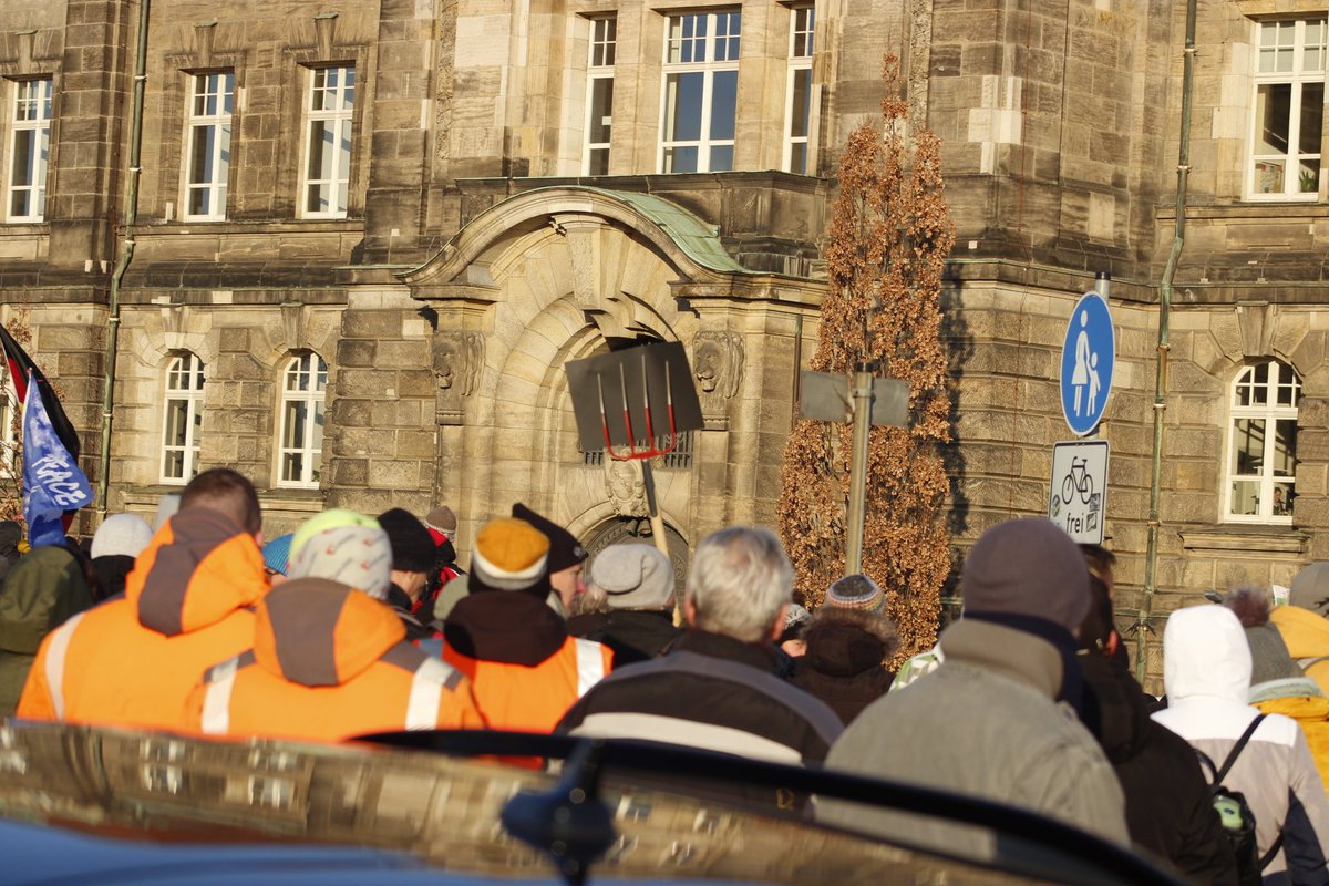 mschwarz87's tweet photo. Auch sah man mehrere Ampeln an Galgen und auch eine Mistgabel vor der @SachsenDe!
Mit einer Mistgabel stachelte die @CDU_SLT die Proteste auf einem Sharepic an und erhielt hierfür viel Kritik.
cc: @LarsWienand https://t.co/82BOSZgX0y