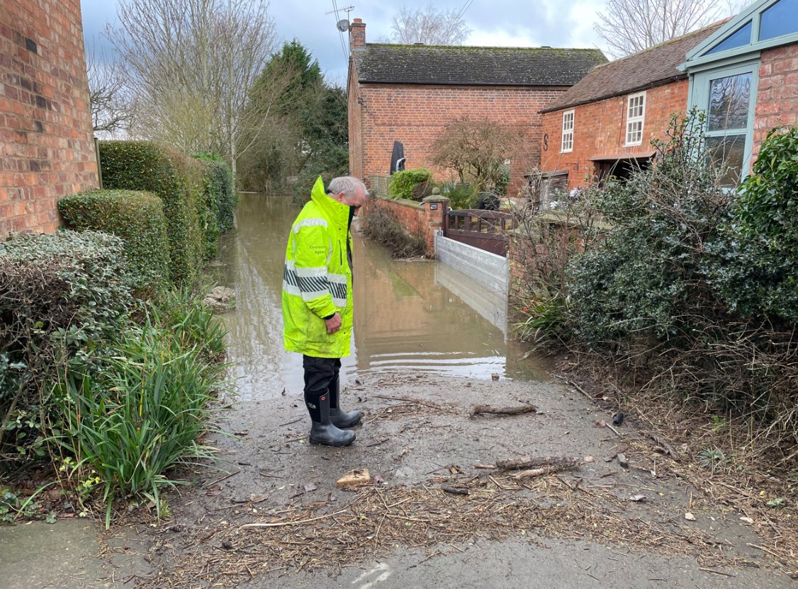 EnvAgencyMids's tweet image. Community Information Officers have visited Kempsey #Worcestershire today to assess the impacts of the recent #flooding from the #RiverSevern

These debris marks show how far the water levels reached. 

#FloodWarnings are still in place in this area 🔽

check-for-flooding.service.gov.uk