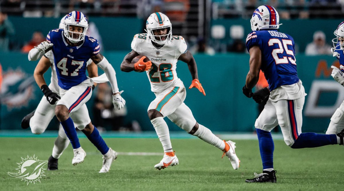 KingOfPhinland's tweet photo. De’Von Achane is the only RB in the Super Bowl Era of NFL history to average over 6.5 yards per carry on 100+ carries.

His final season stat line was:
- 103 carries
- 800 rushing yards
- 8 rushing TD 
- 7.7 yards per carry‼️
- 27 receptions
- 197 receiving yards
- 3 receiving TD https://t.co/CgnNg3CiGF