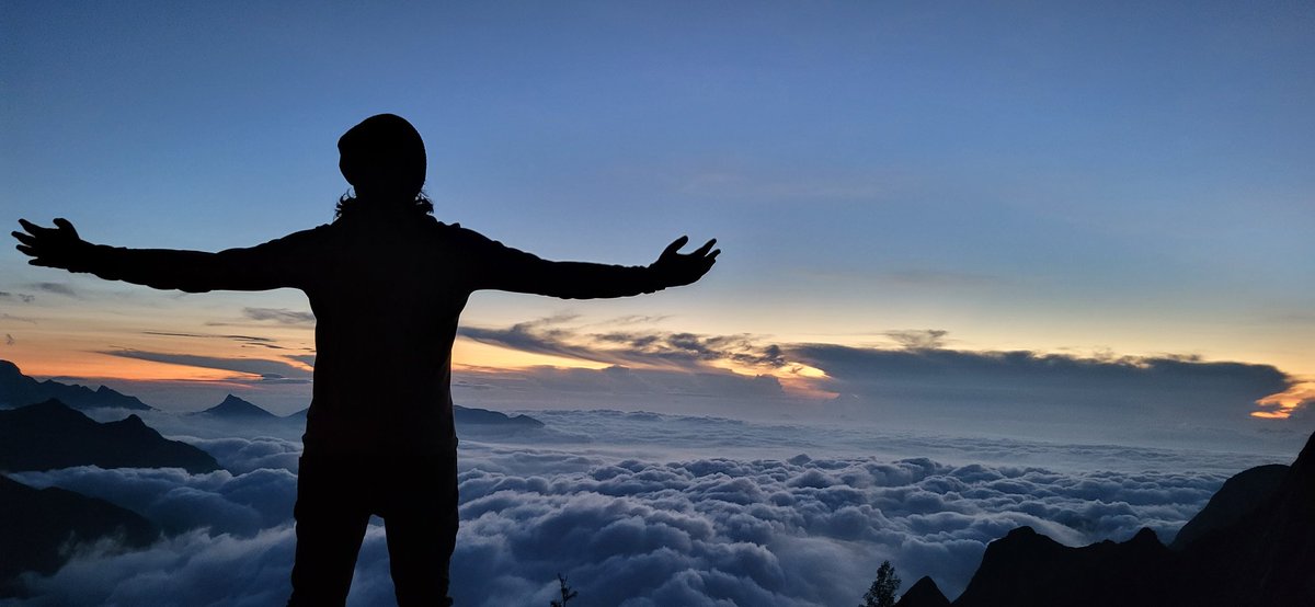 StrangelyGifted's tweet photo. 🌄✨ Excited to Share the Magic: Sunrise at Kolukkumalai with Cloud Beds Below! 🌥️

📍 Location: Kolukkumalai, a place where the earth meets the sky, offering a sunrise experience like no other ❤️ https://t.co/f7CIVaScAX