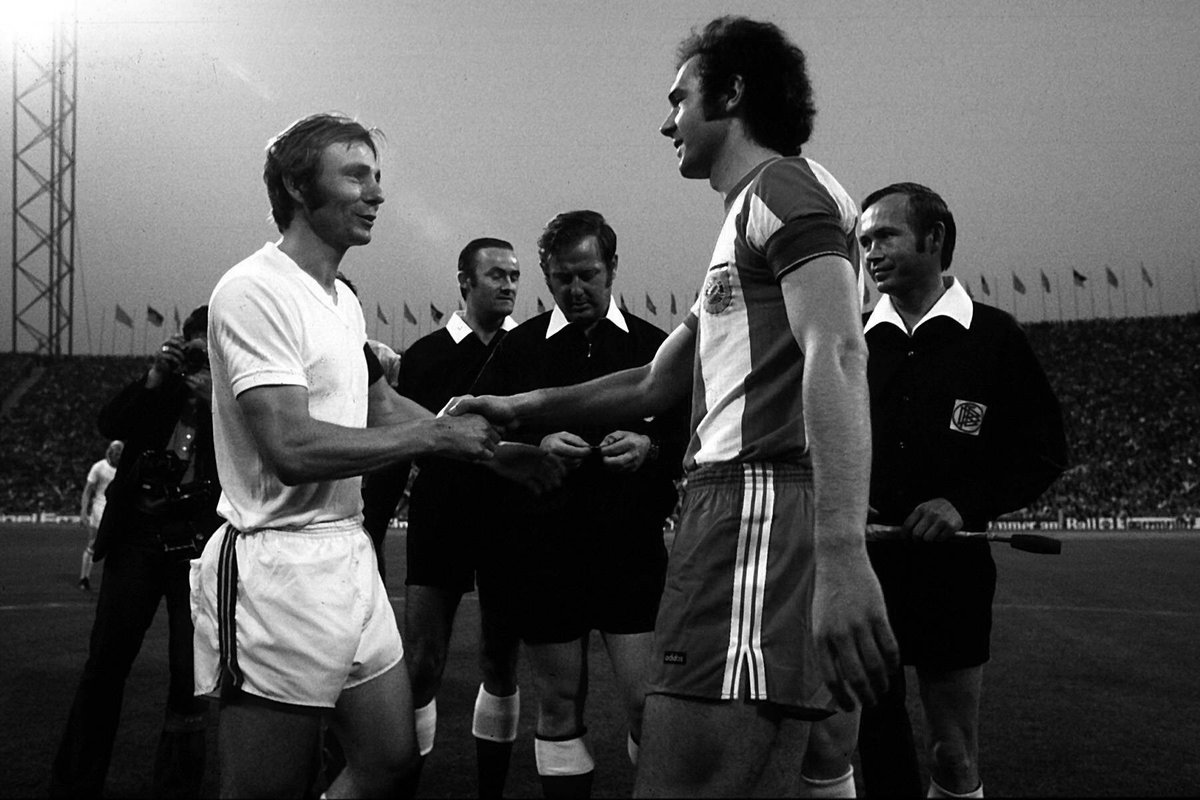 s04's tweet photo. Der Fußball verliert einen seiner Größten, der den deutschen Fußball wie kaum ein anderer geprägt hat. Unsere Gedanken sind bei der Familie #Beckenbauer, den Freunden und dem @FCBayern. 🕯️ https://t.co/PS2j3JpYYk