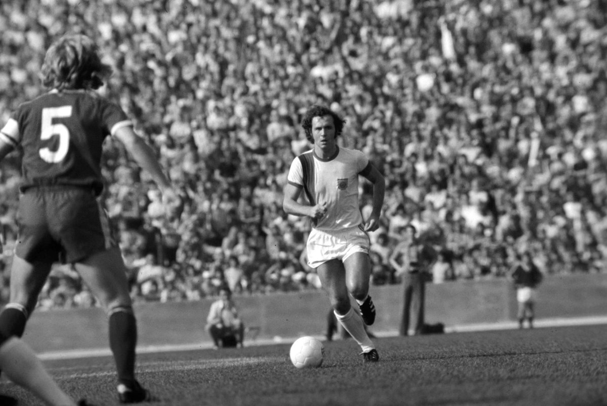 s04's tweet photo. Der Fußball verliert einen seiner Größten, der den deutschen Fußball wie kaum ein anderer geprägt hat. Unsere Gedanken sind bei der Familie #Beckenbauer, den Freunden und dem @FCBayern. 🕯️ https://t.co/PS2j3JpYYk