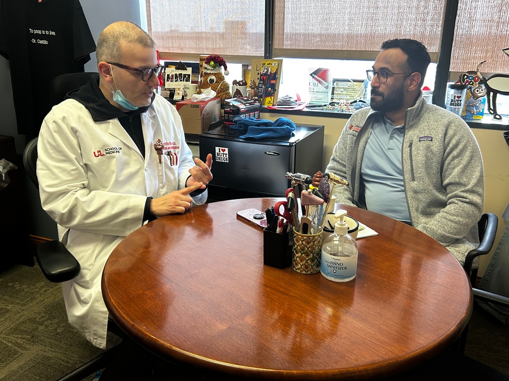 UofLPMR's tweet photo. Our faculty members make sure to meet with each resident individually to teach, answer questions and give support &amp; guidance. Dr. Camilo Castillo recently sat down with Dr. Daniyal Munir, PGY-3, to talk about some cases.
#UofLPMR #PMR #ResidentLife @c_castillomd @UofLHealth @UofL https://t.co/sN771PPCR8
