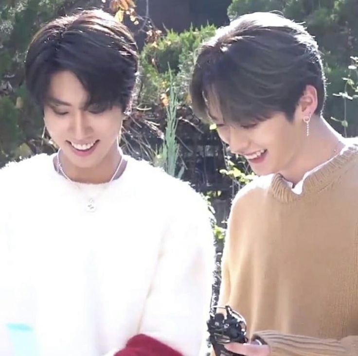 stayaerised's tweet photo. those shy smiles??? god krill me https://t.co/0YZ99j4IM1