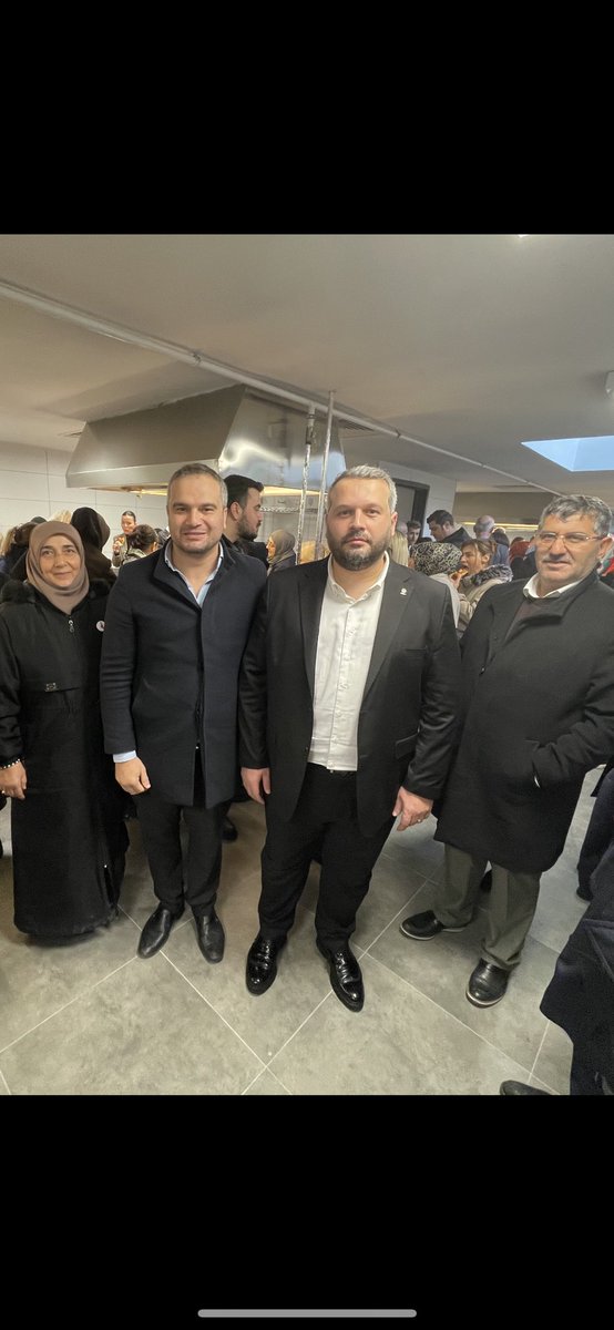 sinanayazoglu61's tweet photo. Üsküdar Murat reis mahallemizde üsküdar belediye Başkanımız @hilmiturkmen34 ‘nin yüksek katkıları ile halk eğitim merkezimizin 400 m2 lik alanında son derece modern mutfak atölyesinin açılışına şahitlik ettik . 

Bu merkezden yüzlerce barista , aşçı , ve ümit ederim ki marka isim sahibi olacak restaurant işletmecileri yetişecek 🇹🇷

Mahallemize böyle güzel bir eser kazandıran başta kıymetli belediye başkanımız @hilmiturkmen34 ‘e ve değerli ilçe başkanımız @demir_erdem ‘e şahsım ve mahallemiz adına teşekkür ederim 🇹🇷🤲

İyi ki Üsküdar var 💡🇹🇷