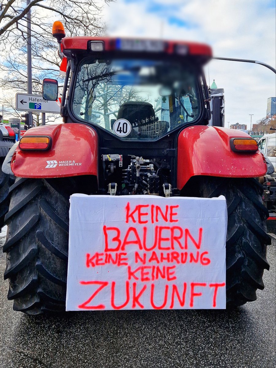 Weckmann01's tweet photo. @LiberalMut 🔼 🔼 🔼
Liebe @tagesschau, ich habe heute in #Hamburg weder Extremisten noch Galgen gesehen, nur freundliche Bauern. Hören Sie auf, die Leute erziehen zu wollen. Ihre Aufgabe ist es, Nachrichten zu verbreiten & dies objektiv & ohne jede Tendenz! #HH0801 #B0801 https://t.co/X0Zz3BozmH