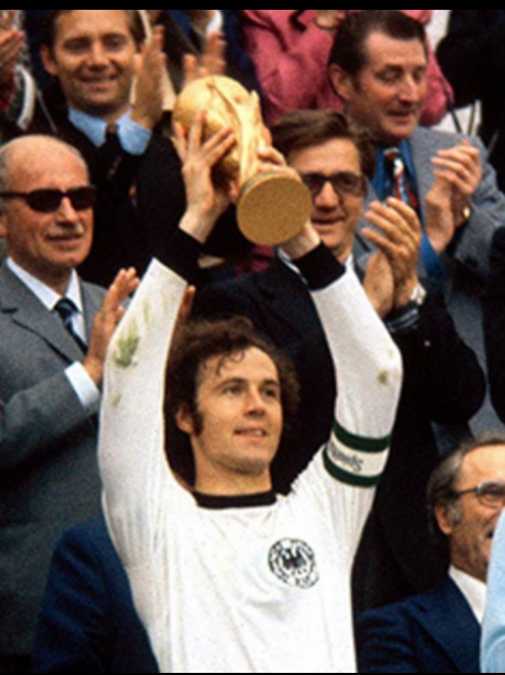 HanifiU's tweet photo. Franz Beckenbauer ölmüş https://t.co/DKsSICaYmw