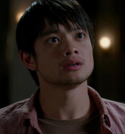 Descobri assistindo supernatural que além de você ter dublado vários figurantes mortos, você também começou a dublar o Kevin Tran que foi um personagem muito importante usado para ler a placa disputada pelo céu e o inferno.