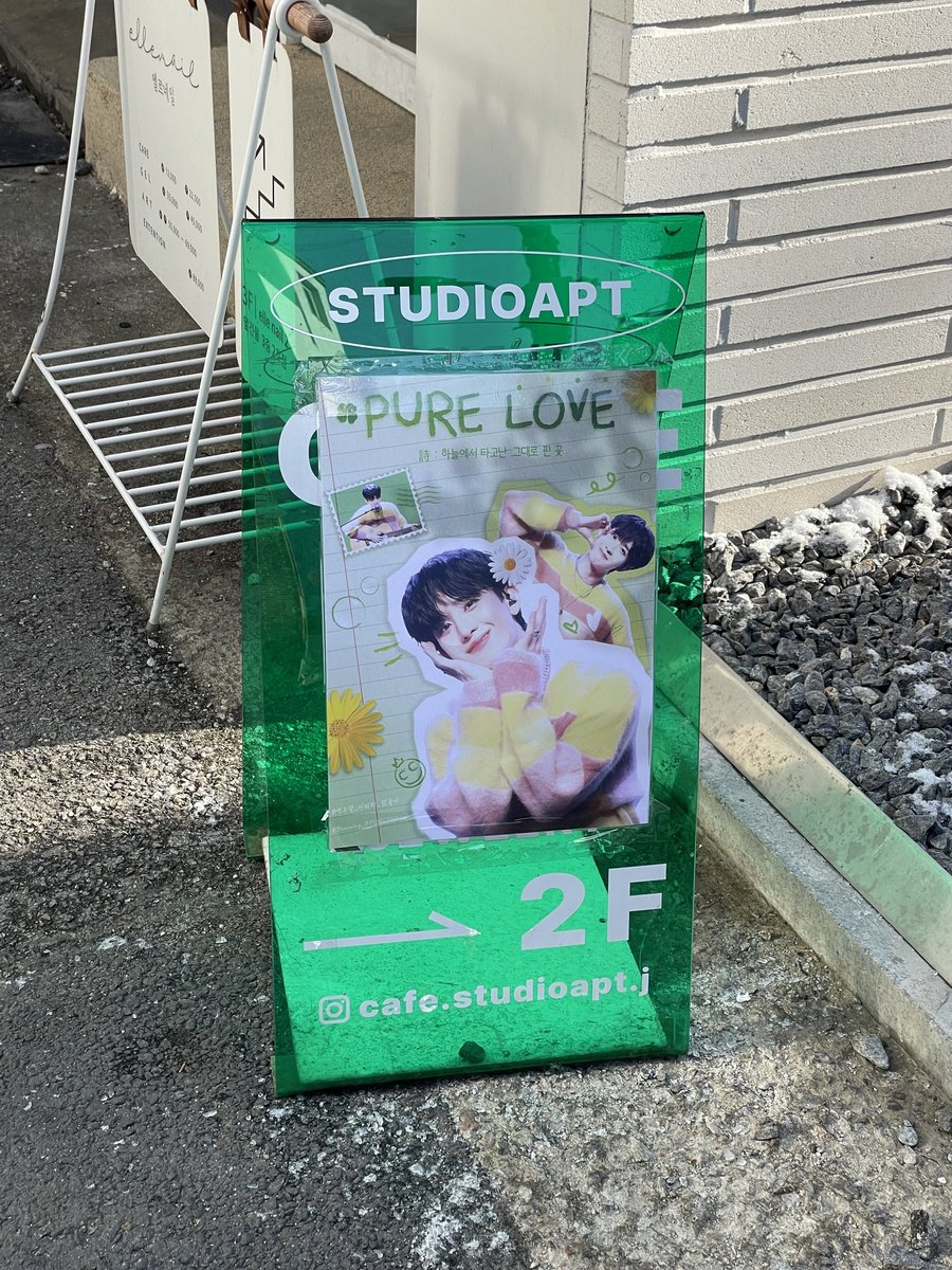 bbangjoo_yurr's tweet photo. 눈이 내리는 풍경에 따스한 햇살이 비추는 것 같은 푸릇한 카페! 영롱함 가득이었어요! 빵둥이가 빵주를, 빵주가 빵둥이를 바라보는 그런 따스함일까요~? 
#병주꽃_피워봐_참좋아
#Blooming_BYUNGJOOday https://t.co/YJCYhEAkYE