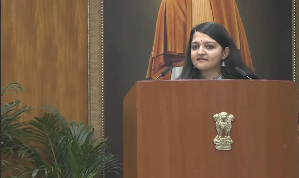 meghal_sharmaa's tweet photo. Probationers of Indian Statistical Service 2023 batch called on the Hon'ble Vice President of India on 24.12.23
@VPIndia @NSSTA_Official @GoIStats
.
.
.
.
#vicepresidentofindia #NSSTA #MoSPI #IndianStatisticalService #ISS2023Batch #45thBatch #Training #Statistics https://t.co/XkQNaBYI1M