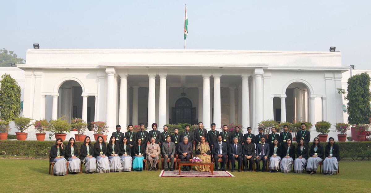 meghal_sharmaa's tweet photo. Probationers of Indian Statistical Service 2023 batch called on the Hon'ble Vice President of India on 24.12.23
@VPIndia @NSSTA_Official @GoIStats
.
.
.
.
#vicepresidentofindia #NSSTA #MoSPI #IndianStatisticalService #ISS2023Batch #45thBatch #Training #Statistics https://t.co/XkQNaBYI1M